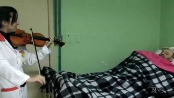 Música do violino acorda homem de coma em Curitiba